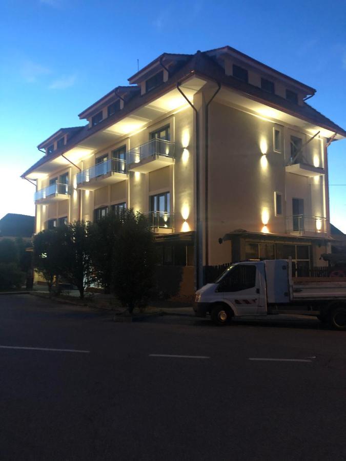 Sub Cetate Hotel Rîşnov Kültér fotó