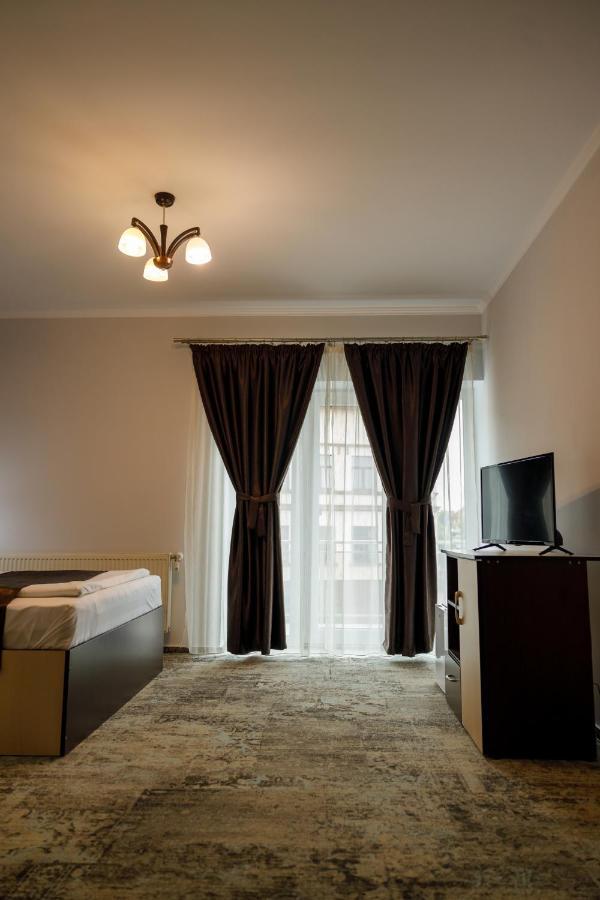 Sub Cetate Hotel Rîşnov Kültér fotó