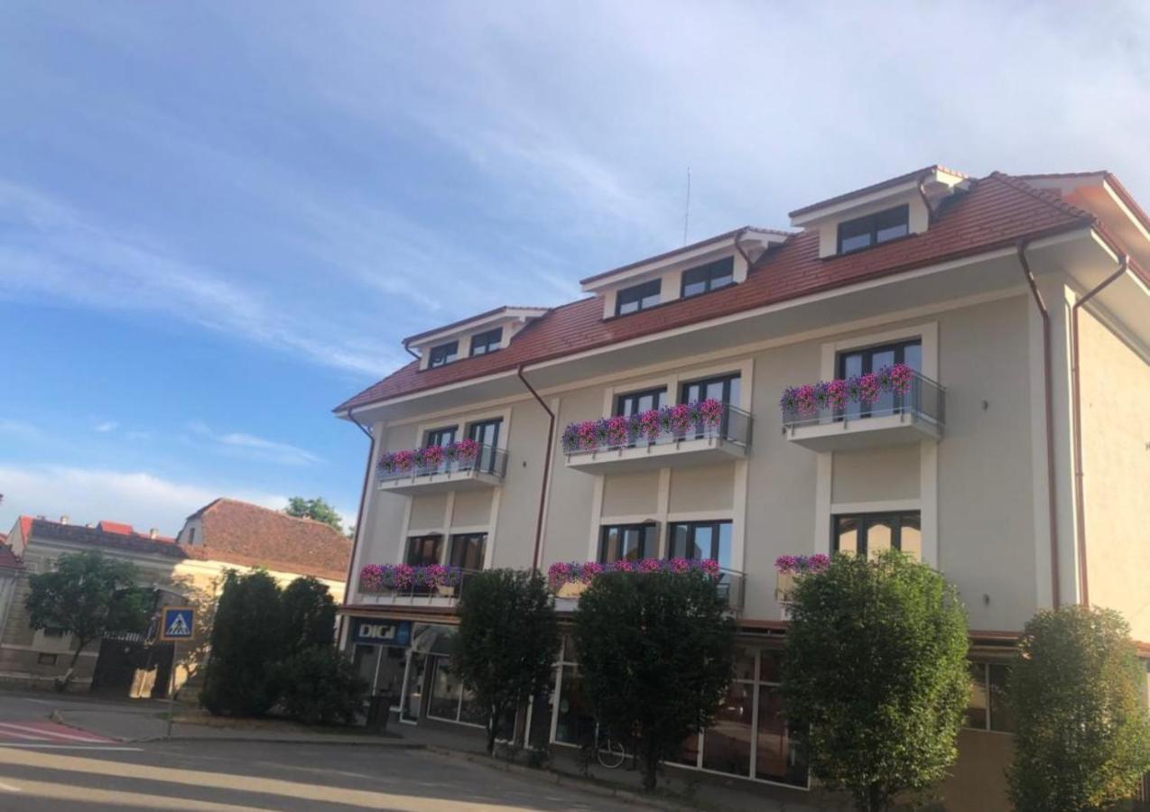 Sub Cetate Hotel Rîşnov Kültér fotó