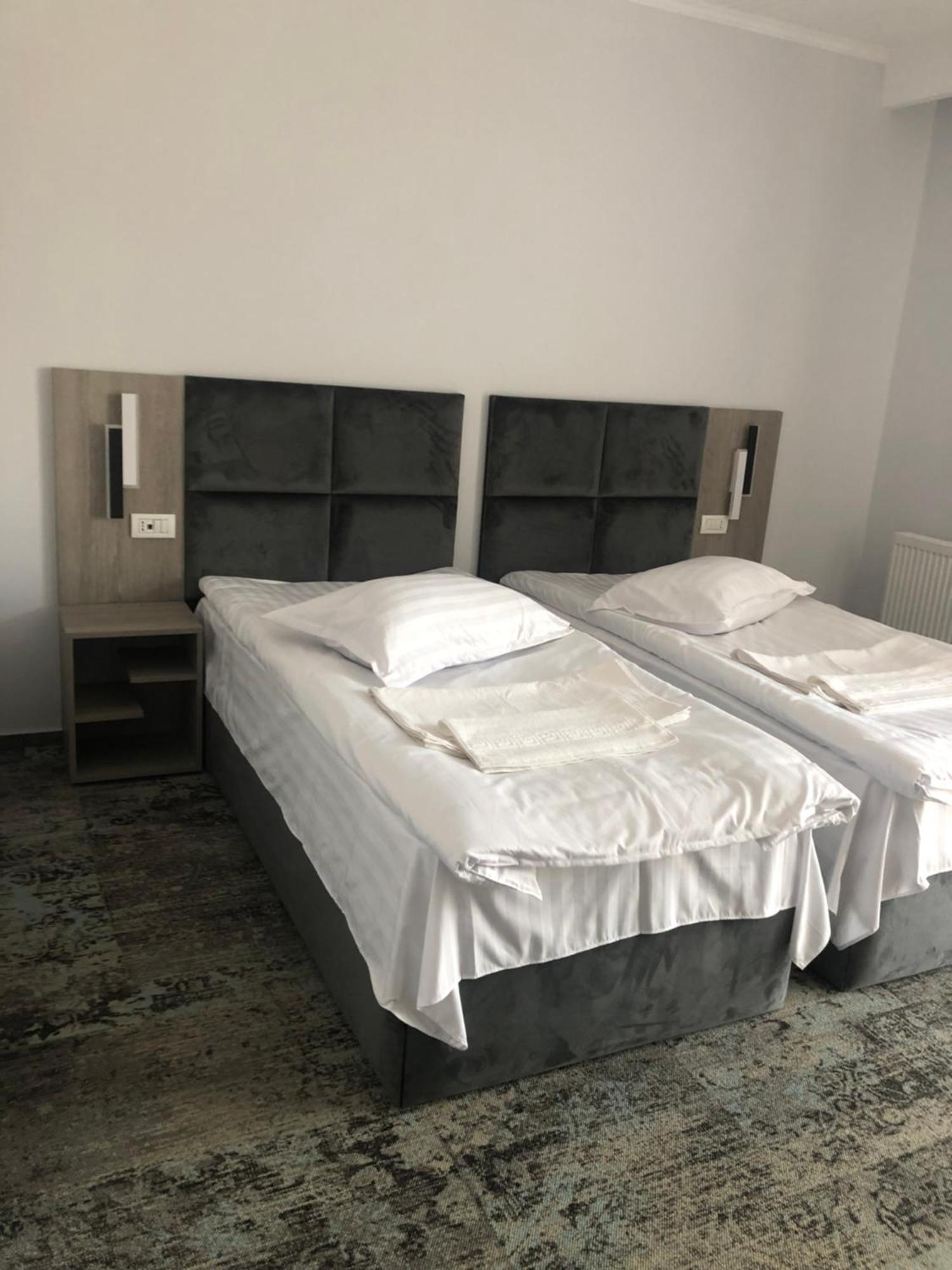 Sub Cetate Hotel Rîşnov Kültér fotó